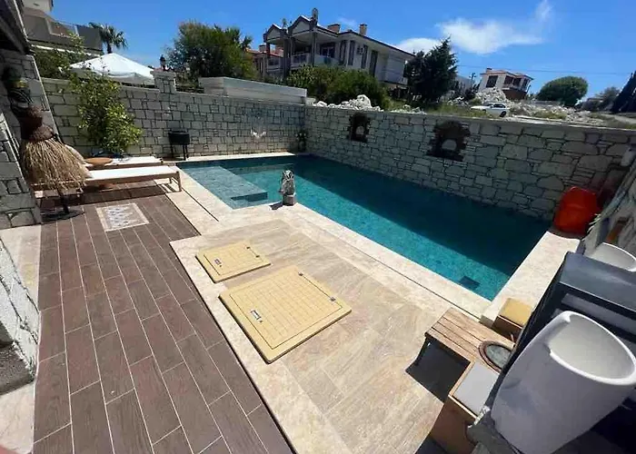 Detached House With Pool In Alaçatı